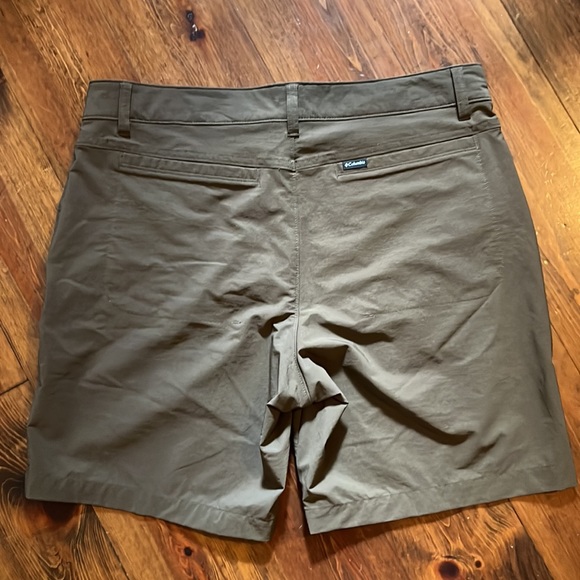 Columbia - Men - Khaki Shorts - Size 34 - Picture 2 of 5